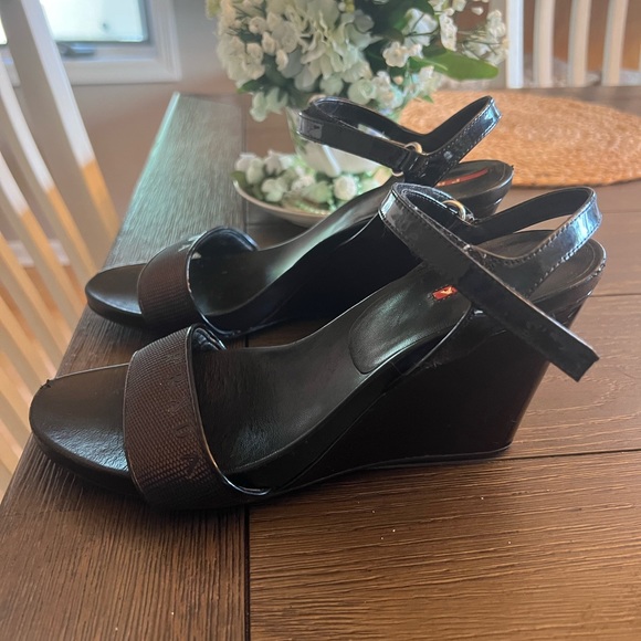 Black Prada shoes, very cute. - Picture 2 of 6